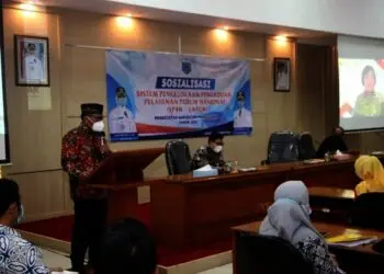 SOSIALISASI–Sekda Pandeglang, Pery Hasanudin, sedang menyampaikan sambutan dihadapan para pejabat disetiap OPD, di acara sosialisasi aplikasi SP4N LAPOR di lingkungan Pemkab Pandeglang, Kamis (12/8/2021). (ISTIMEWA)
