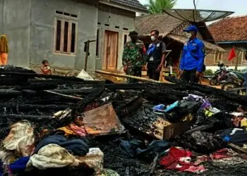 KEBAKARAN–Koordinator KSB Kabupaten Pandeglang, Beni Madsira, bersama para pihak lainnya, sedang meninjau lokasi kebakaran di Kecamatan Munjul, Selasa (24/8/2021). (DOKUMEN KSB PANDEGLANG)
