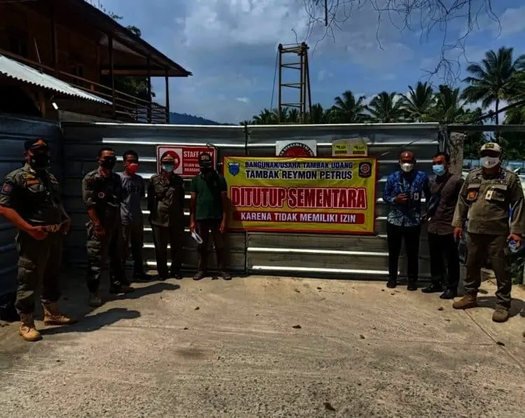 Anggota Satpol PP Pandeglang, sedang menyegel tambak udang yang melanggar Perda RTRW dan Perda Bangunan, di Kecamatan Carita, Kabupaten Pandeglang, menggunakan spanduk besar, Jumat (6/8/2021). (ISTIMEWA)