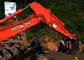 Ironis, Ibu dan Bayi di Lebak Ini Menyeberang Sungai Pakai Ekskavator