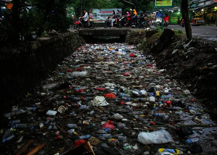 Potret Kali Sipon Cipondoh yang Penuh Tumpukan Sampah