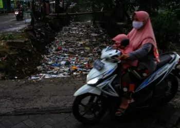 Potret Kali Sipon Cipondoh yang Penuh Tumpukan Sampah