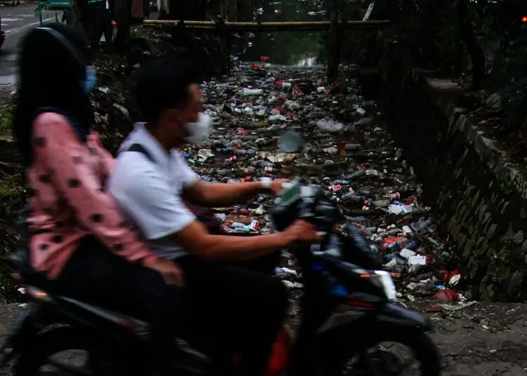 Potret Kali Sipon Cipondoh yang Penuh Tumpukan Sampah