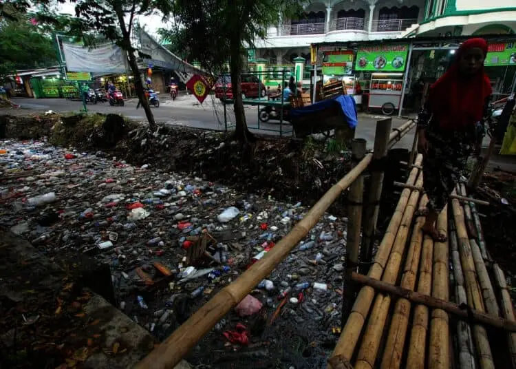 Potret Kali Sipon Cipondoh yang Penuh Tumpukan Sampah