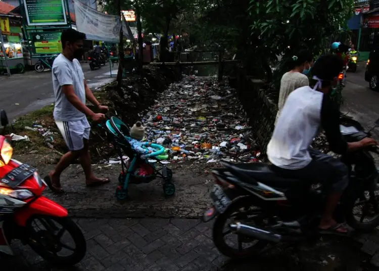 Potret Kali Sipon Cipondoh yang Penuh Tumpukan Sampah