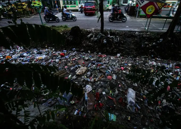 Potret Kali Sipon Cipondoh yang Penuh Tumpukan Sampah