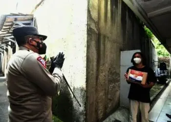 Kakorlantas Bagikan Paket Sembako Kepada Mahasiswa Rantau di Tangsel