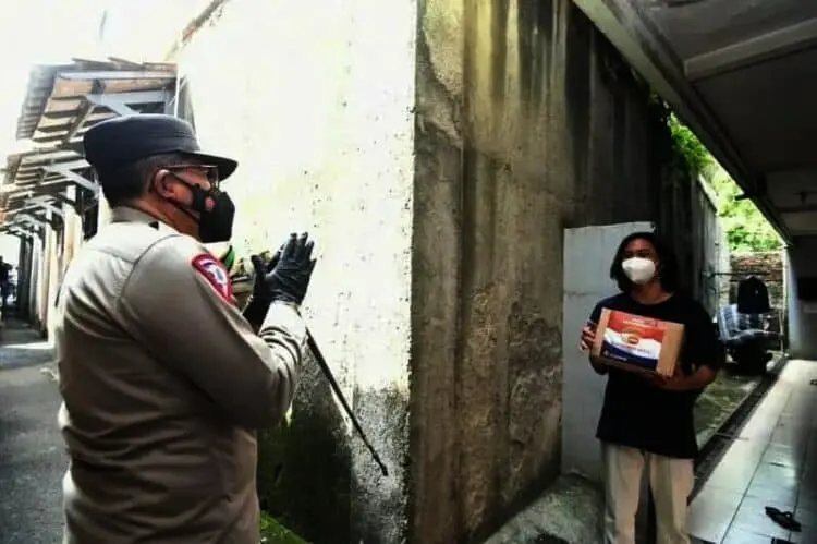 Kakorlantas Bagikan Paket Sembako Kepada Mahasiswa Rantau di Tangsel