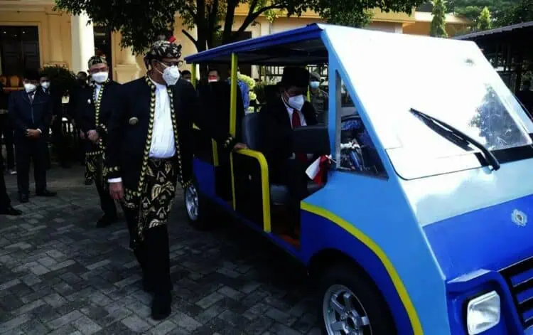 Wahidin Terima Mobil Listrik Karya Siswa SMKN 4 Pandeglang