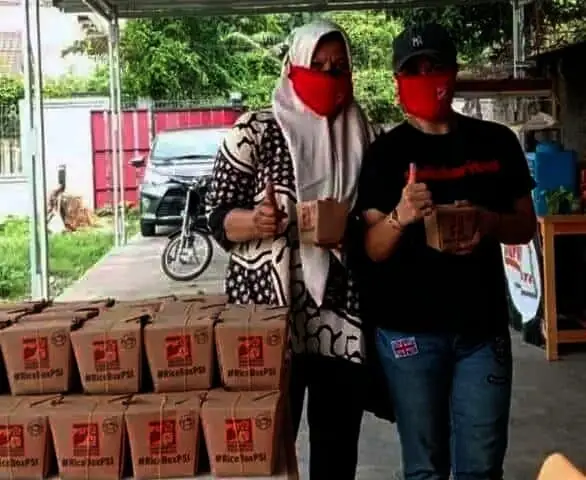 PSI Kota Tangerang Bagi-bagi Rice Box ke Warga Isoman