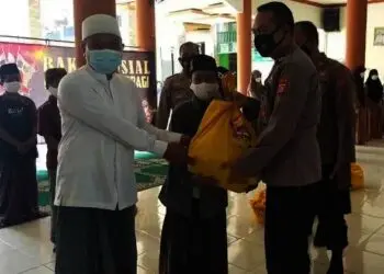 Polres Lebak dan Jajaran Bagi Sembako untuk Masyarakat Terdampak Covid-19