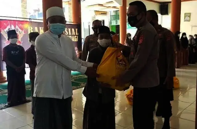 Polres Lebak dan Jajaran Bagi Sembako untuk Masyarakat Terdampak Covid-19