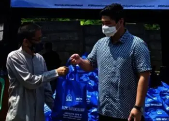 SALURKAN BANTUAN UNTUK NAKES–Anggota DPR RI dari Fraksi Partai Demokrat, Rizki Natakusumah, secara simbolis serahkan bantuan kepada Dirut RSUD Berkah Pandeglang, Sabtu (14/8/2021) lalu. (ISTIMEWA)