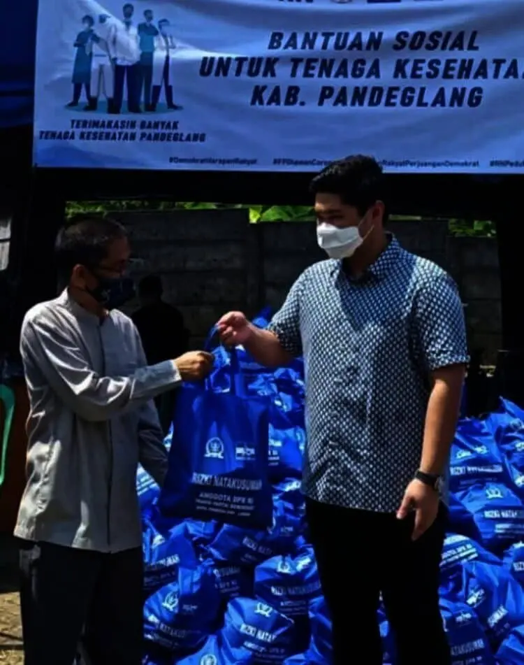 Apresiasi Kinerja Nakes, Rizki Natakusumah Sebar Bantuan dan Minta Pemerintah Beri Perhatian Khusus Untuk Masyarakat