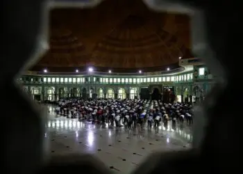 Potret Masjid Al-Azhom Tangerang Kembali Gelar Salat Jumat