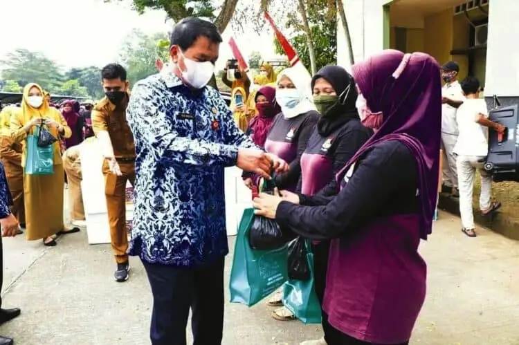 Sekda Bagikan Ikan Segar Untuk Pesapon