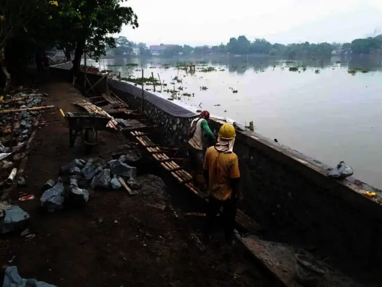Sempat Ambruk, Turap Situ Kelapa Dua Dibangun Lagi