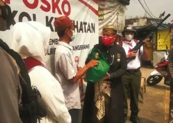 Sambut HUT RI ke-76, Kades Gembong Bagikan Sembako dan Masker