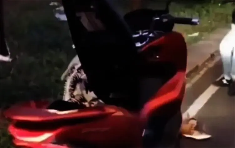 Wanita Pengendara Motor PCX Dipepet Kawanan Perampok