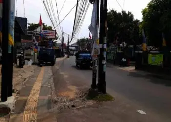 Dinas PU Tangsel Minta Provider Pindahkan Tiang di Tengah Jalan