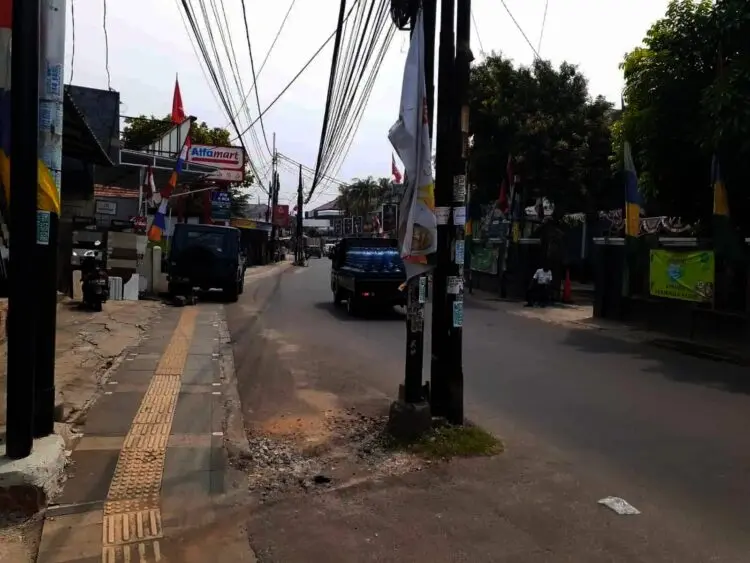 Dinas PU Tangsel Minta Provider Pindahkan Tiang di Tengah Jalan