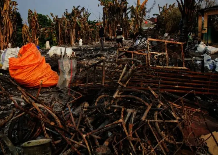 Potret Aktivitas Warga Terdampak Kebakaran di Jurang Mangu Timur