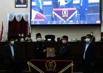 RAPAT PARIPURNA–Wakil Gubernur (Wagub) Banten, Andika Hazrumy, menghadiri Rapat Paripurna DPRD Banten tentang Persetujuan Permohonan Hibah Gedung dan Lahan Majelis Ulama Indonesia (MUI) Banten, serta  gedung dan lahan Pengurus Wilayah Nahdlatul Ulama (PWNU) Banten, di Gedung DPRD Banten, Kota Serang, Kamis (19/8/2021). (ISTIMEWA)