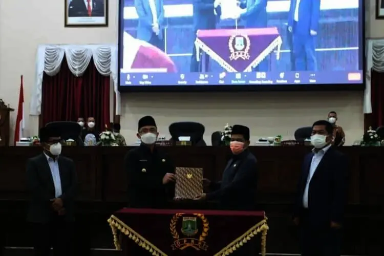 RAPAT PARIPURNA–Wakil Gubernur (Wagub) Banten, Andika Hazrumy, menghadiri Rapat Paripurna DPRD Banten tentang Persetujuan Permohonan Hibah Gedung dan Lahan Majelis Ulama Indonesia (MUI) Banten, serta gedung dan lahan Pengurus Wilayah Nahdlatul Ulama (PWNU) Banten, di Gedung DPRD Banten, Kota Serang, Kamis (19/8/2021). (ISTIMEWA)