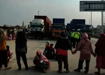 Warga Terdampak JORR II Blokir Pintu Masuk Tol Benda Utama
