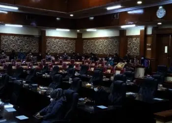 TIDAK KUORUM–Kursi anggota dewan di ruang paripurna, terlihat banyak yang kosong. Alhasil, Rapat Paripurna tentang Persetujuan Penetapan Rancangan Peraturan Daerah (Raperda) tentang RPJMD 2021 – 2026, menjadi Peraturan Daerah (Perda) Kabupaten Serang, ditunda, Kamis (19/8/2021). (SIDIK/SATELITNEWS.ID)