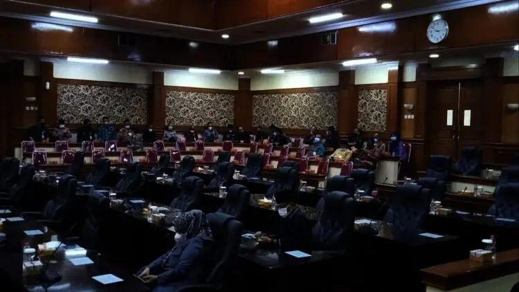 TIDAK KUORUM–Kursi anggota dewan di ruang paripurna, terlihat banyak yang kosong. Alhasil, Rapat Paripurna tentang Persetujuan Penetapan Rancangan Peraturan Daerah (Raperda) tentang RPJMD 2021 – 2026, menjadi Peraturan Daerah (Perda) Kabupaten Serang, ditunda, Kamis (19/8/2021). (SIDIK/SATELITNEWS.ID)