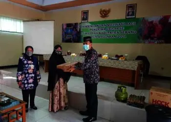 Penerima program Usaha Ekonomi Produktif (UEP) dan Perempuan Rawan Sosial Ekonomoi (PRSE), diberi bimbingan dan motivasi, sekaligus bantuan modal usaha, Kamis (12/8/2021). (ISTIMEWA)