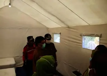 SERAHKAN BANTUAN–Yayasan Care Peduli (sebelumnya ditulis PT PT Victoria Care Indonesia), menyerahkan bantuan tenda tekanan negatif untuk empat Pusat Kesehatan Masyarakat (Puskesmas) di Kabupaten Serang, Selasa (3/8/2021). (ISTIMEWA)