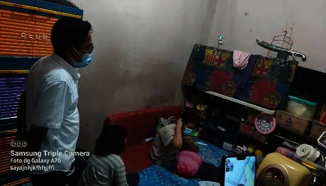 Bocah 8 Tahun di Pinang Ini Rawat Ayah dan Kakaknya yang Lumpuh Sendirian