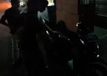 Lagi Asyik Nongkrong, Warga Periuk Diserang Segerombolan Pemuda dengan Parang