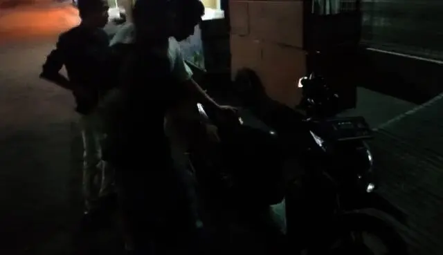 Lagi Asyik Nongkrong, Warga Periuk Diserang Segerombolan Pemuda dengan Parang