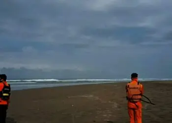 Tim Basarnas Banten, siap-siap melakukan pencarian awak kalap yang tenggelam di Pulau Deli, Senin (2/8/2021). (ISTIMEWA)