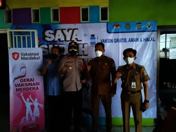 Gelar Serbuan Vaksin, Polsek Teluknaga Jemput Bola di Kampung Melayu Barat