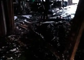 PUING – PUING SISA KEBAKARAN–Rumah Marni (75), warga Kampung Cihayam, RT 02 RW 07, Desa Cikolelet, Kecamatan Cinangka, Kabupaten Serang, ludes terbakar, Minggu (1/8/2021). Terlihat, sisa puing – puing akibat kebakaran itu. (ISTIMEWA)