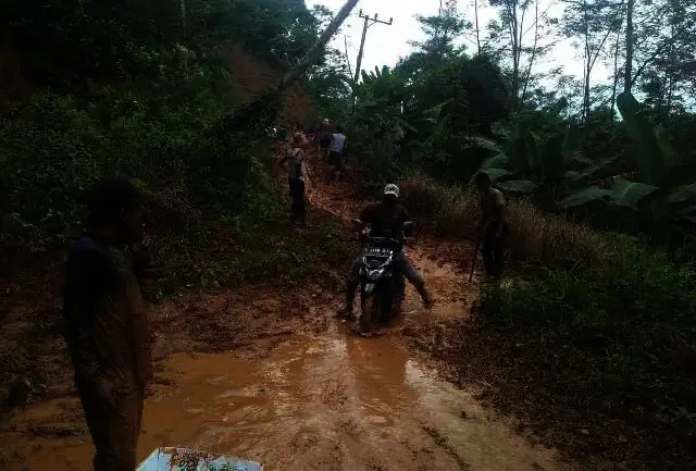 Akibat Hujan, Akses Huntara di Lebak Gedong Tertimbun Longsor