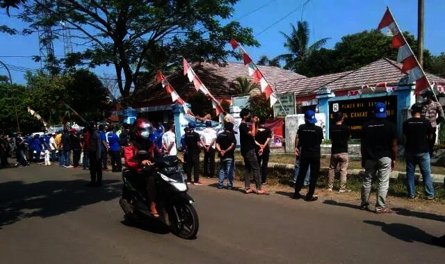 Demo di Kantor Kecamatan Cikulur Lebak, Massa Minta Mantri Polisi Dipindahtugaskan