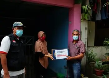 Forsamik dan Yayasan Menebar Kebaikan Beri Sembako Warga Isoman di RW 06 Kelurahan Tigaraksa