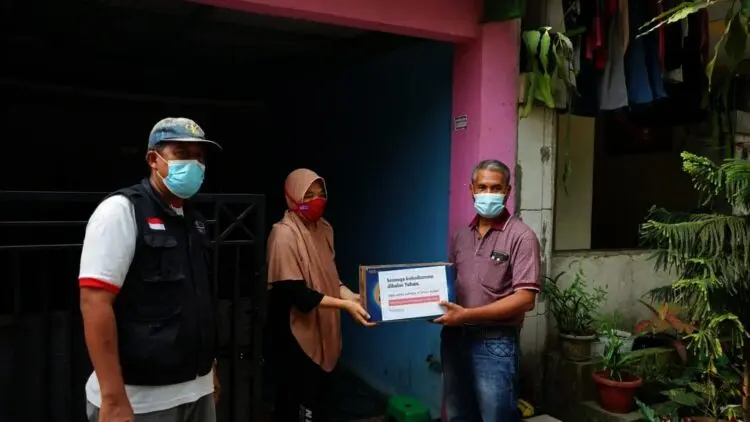 Forsamik dan Yayasan Menebar Kebaikan Beri Sembako Warga Isoman di RW 06 Kelurahan Tigaraksa
