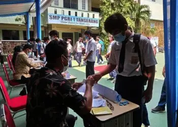 Ratusan Pelajar SMP PGRI 1 Tangerang Divaksin