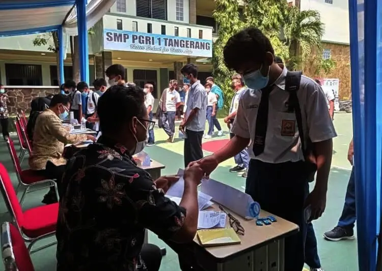 Ratusan Pelajar SMP PGRI 1 Tangerang Divaksin