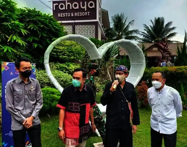 Ikut Pakai Baju Adat Baduy, Sandiaga Uno: Seluruh Platform E Commerce Kehabisan Stok