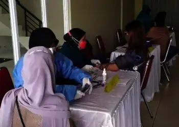 Stok Vaksin Terbatas, Peserta di Pasar Modern Banjar Wijaya Antusias, Warga: Udah Buru-buru Datang