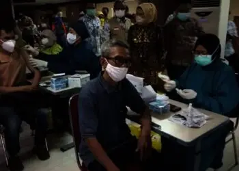 VAKSINASI MASSAL–Bupati Serang Ratu Tatu Chasanah, meninjau pelaksanaan vaksinasi massal di Aula Universitas Faletehan, Kecamatan Kramatwatu, Kabupaten Serang, Kamis (2/9/2021). (ISTIMEWA)