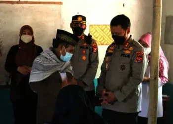 Dukung PTM, Kapolda Banten Bagikan Ratusan Tas Untuk Pelajar di Pandeglang