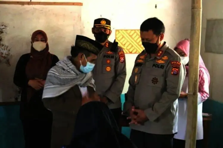 Dukung PTM, Kapolda Banten Bagikan Ratusan Tas Untuk Pelajar di Pandeglang